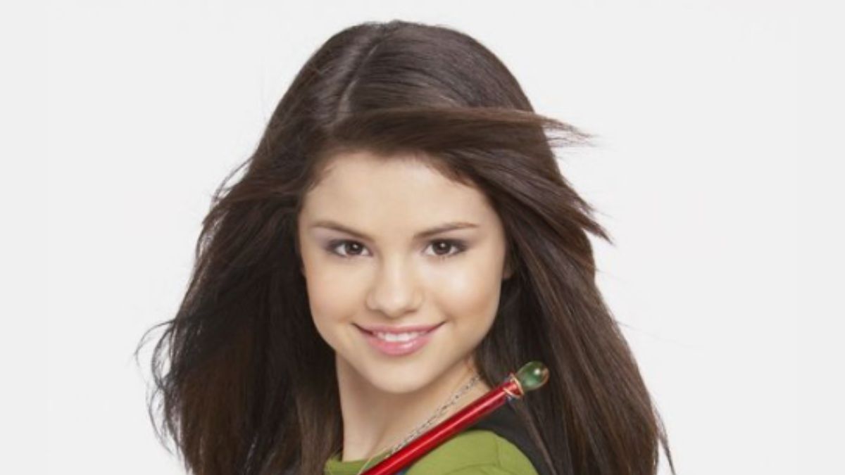 wizards-of-waverly-place-spinoff-selena-gomez-and-david-henrie-return-as-russo-siblings-first-photos